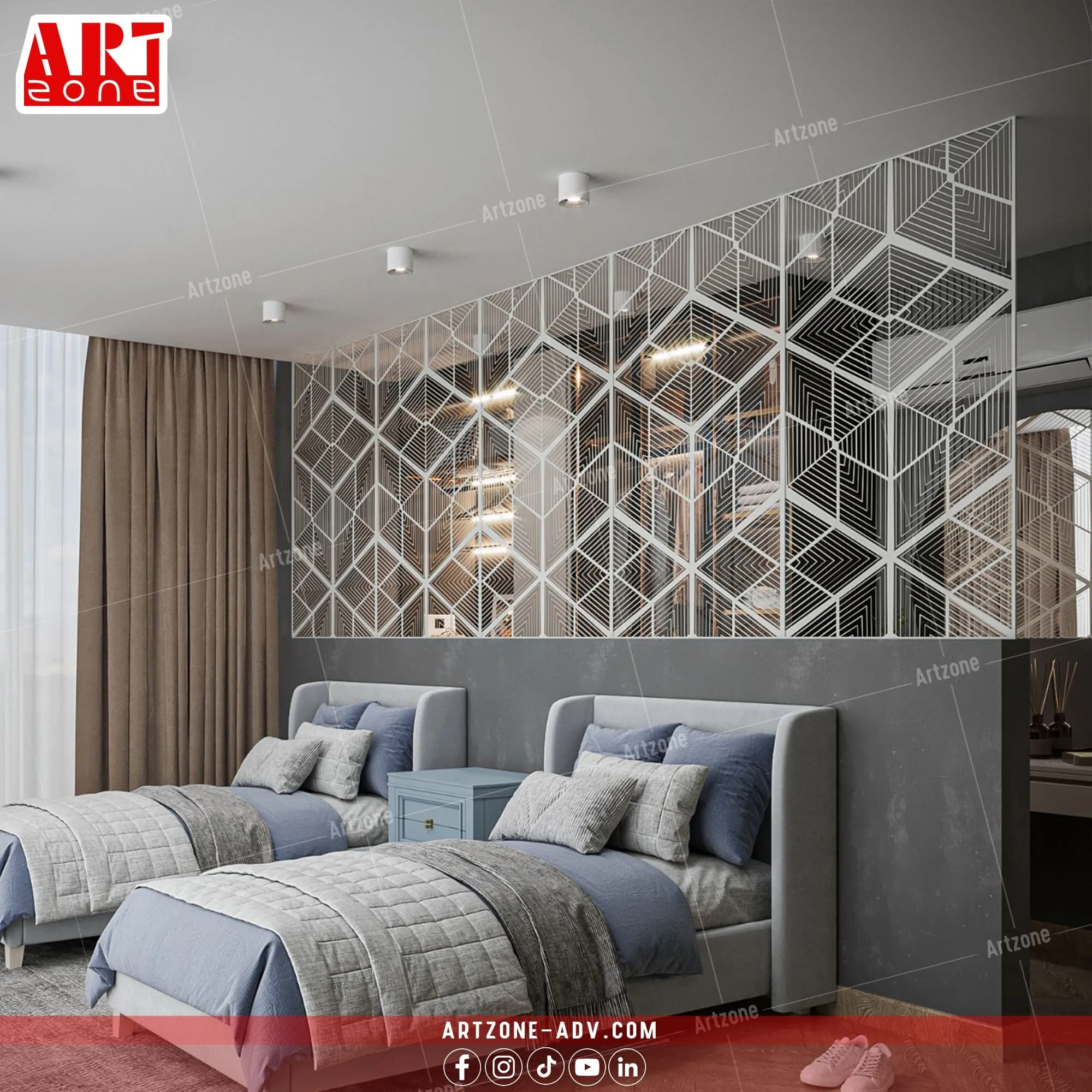 غرفة نوم حديثة بسريرين فرديين، فاصل شبكي أبيض، ومفروشات زرقاء ورمادية.