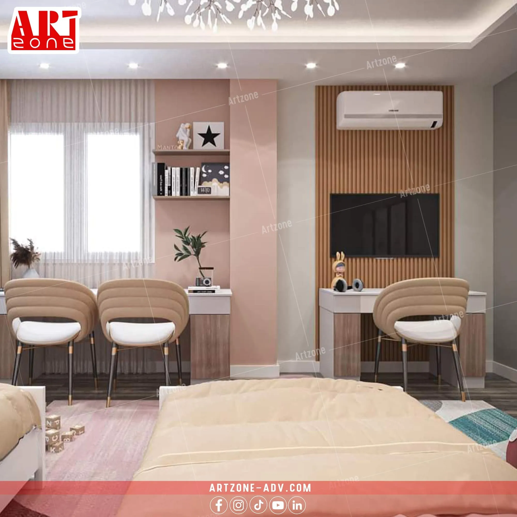 غرفة نوم عصرية مشتركة بألوان وردية فاتحة، مكاتب دراسة مزدوجة، وألواح خشبية خلف التلفزيون.