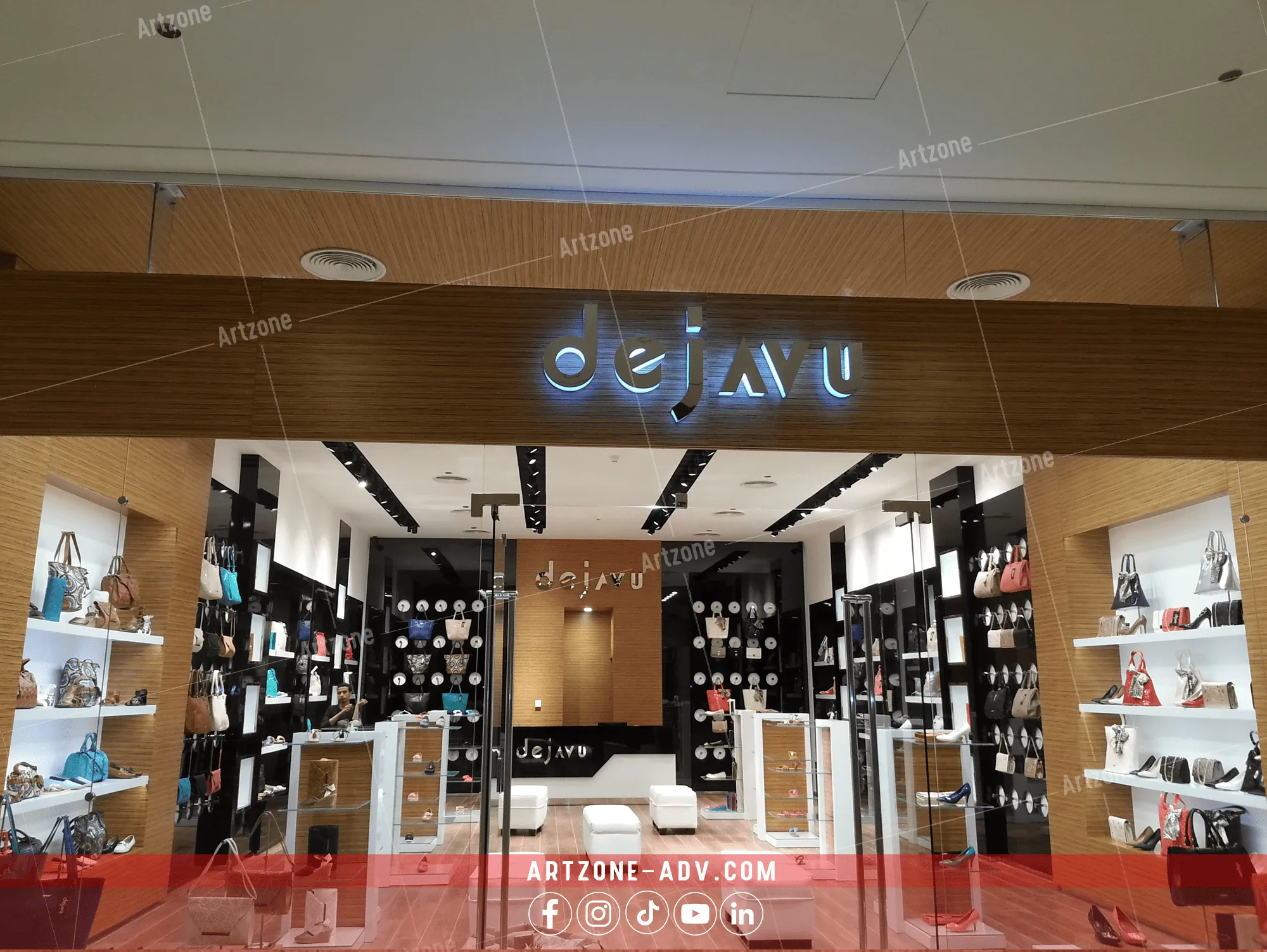 واجهة متجر "dejavu" فاخر للأحذية والحقائب، بإضاءة نيون زرقاء، وتصميم داخلي أنيق.