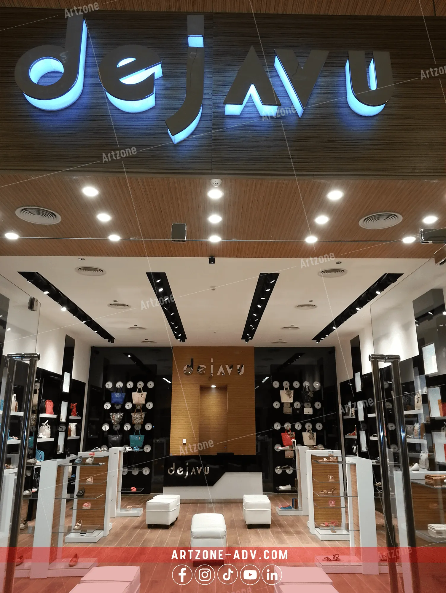 واجهة متجر أحذية وإكسسوارات "dejavu" حديث بتصميم خشبي وإضاءة بيضاء وأرفف عرض أنيقة.