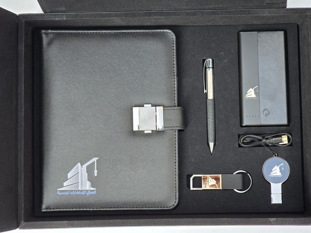 بوكس هدايا دعائية فاخر أسود يحتوي على نوت بوك، قلم معدني، وباور بانك.