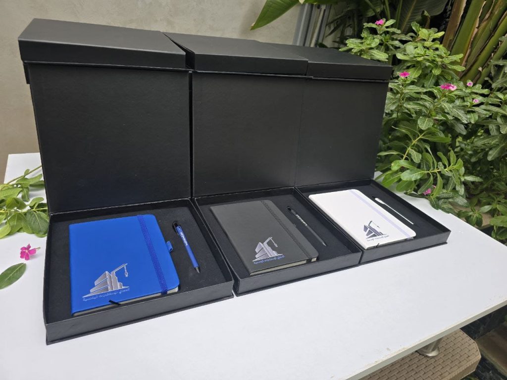 صندوق هدايا دعائية فاخر بثلاثة دفاتر نوت بوك وأقلام بشعار مؤسسي.