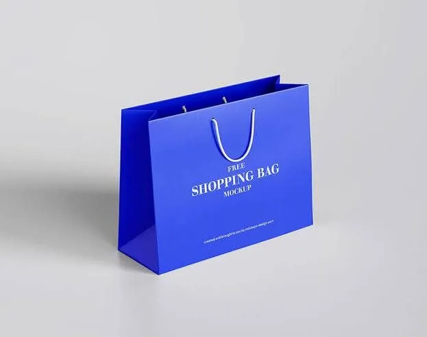 كيس تسوق ورقي أزرق ملكي فارغ، عرض ثلاثي الأبعاد، تصميم موك أب احترافي.