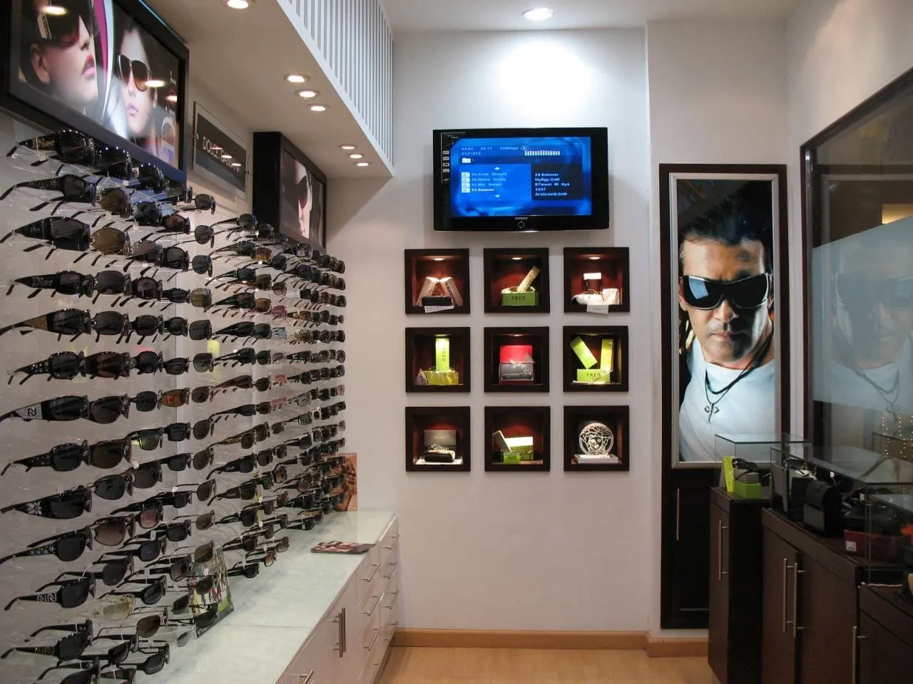 متجر نظارات فاخر بتصميم حديث، يعرض تشكيلة نظارات شمسية معروضة على حاملات شفافة وإضاءة أنيقة.