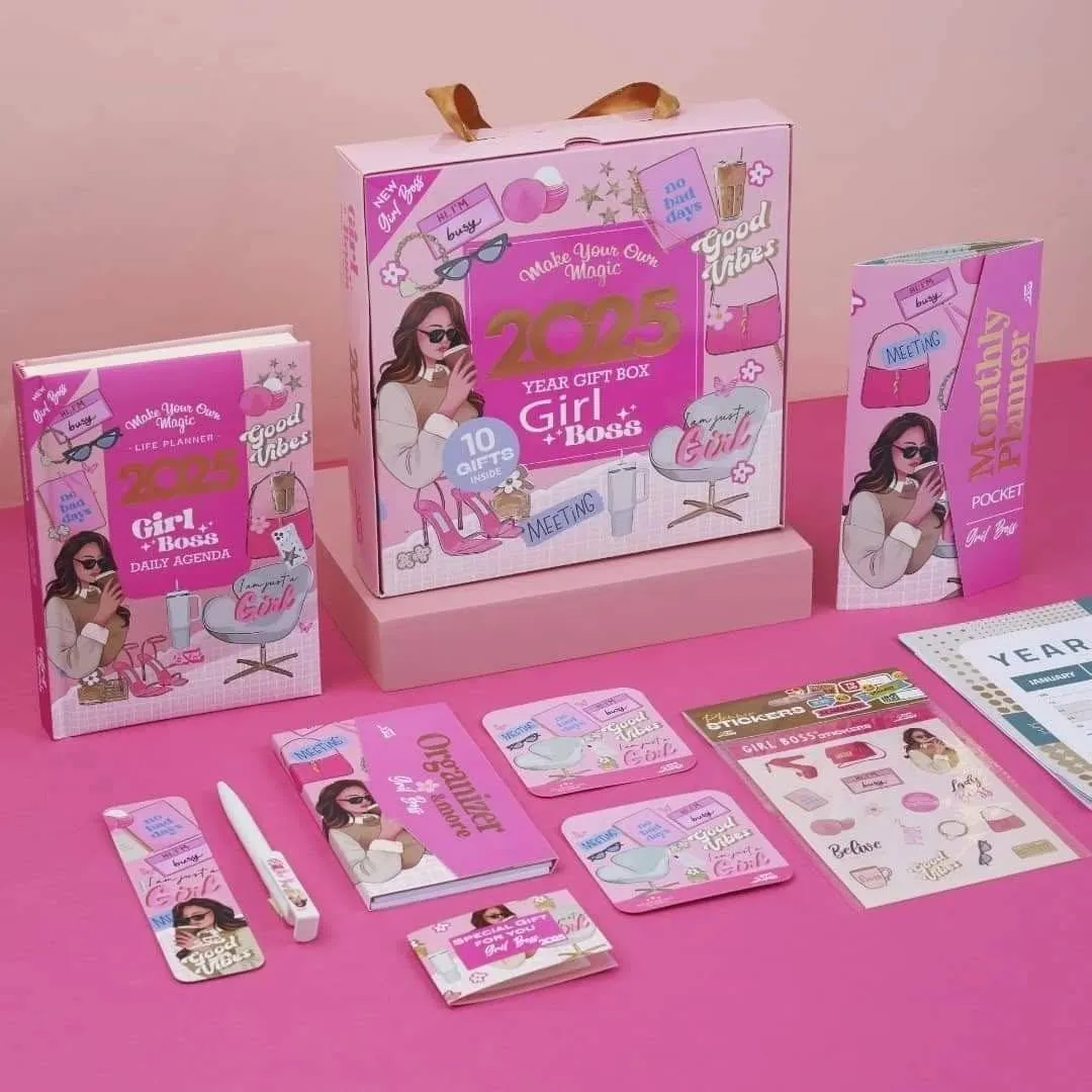 مجموعة هدايا "Girl Boss 2025" وردية، تشمل أجندة ومنظم وملصقات للإنتاجية.