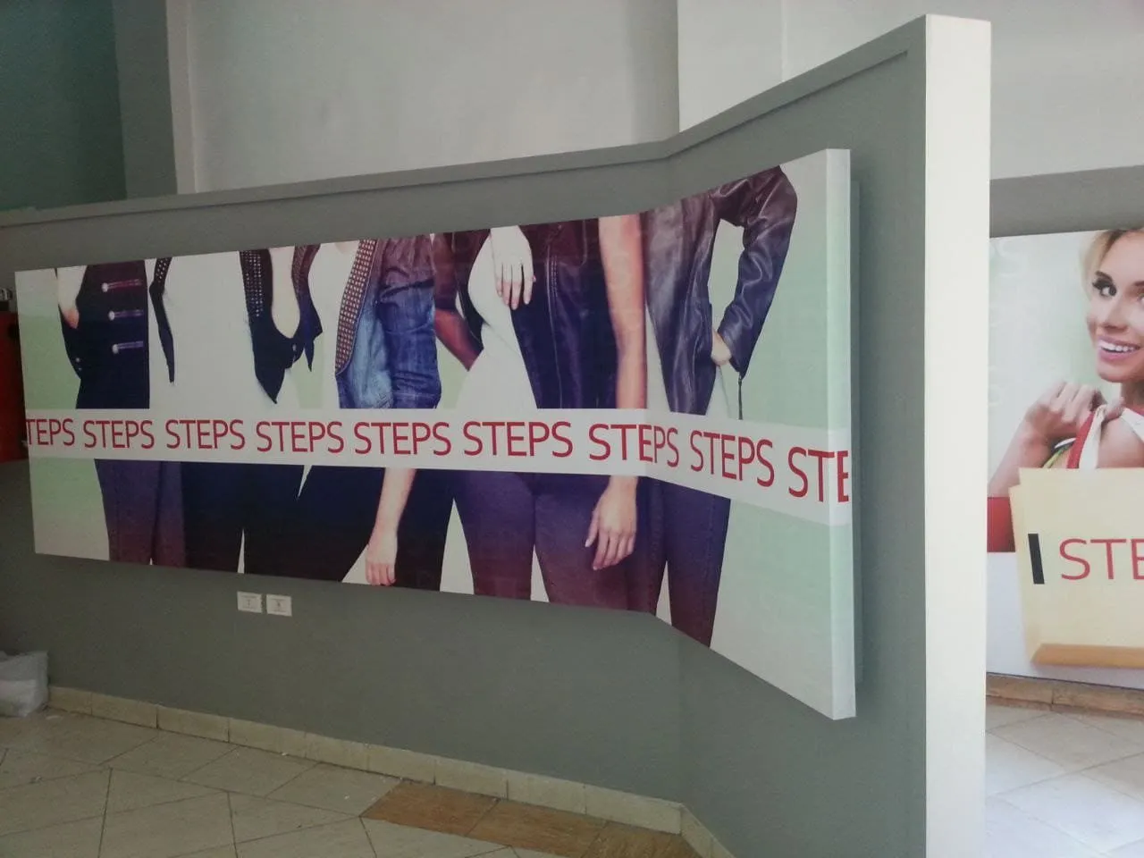 إعلان أزياء لعلامة "STEPS" يعرض أزياء عصرية وسراويل جلدية وجينز.