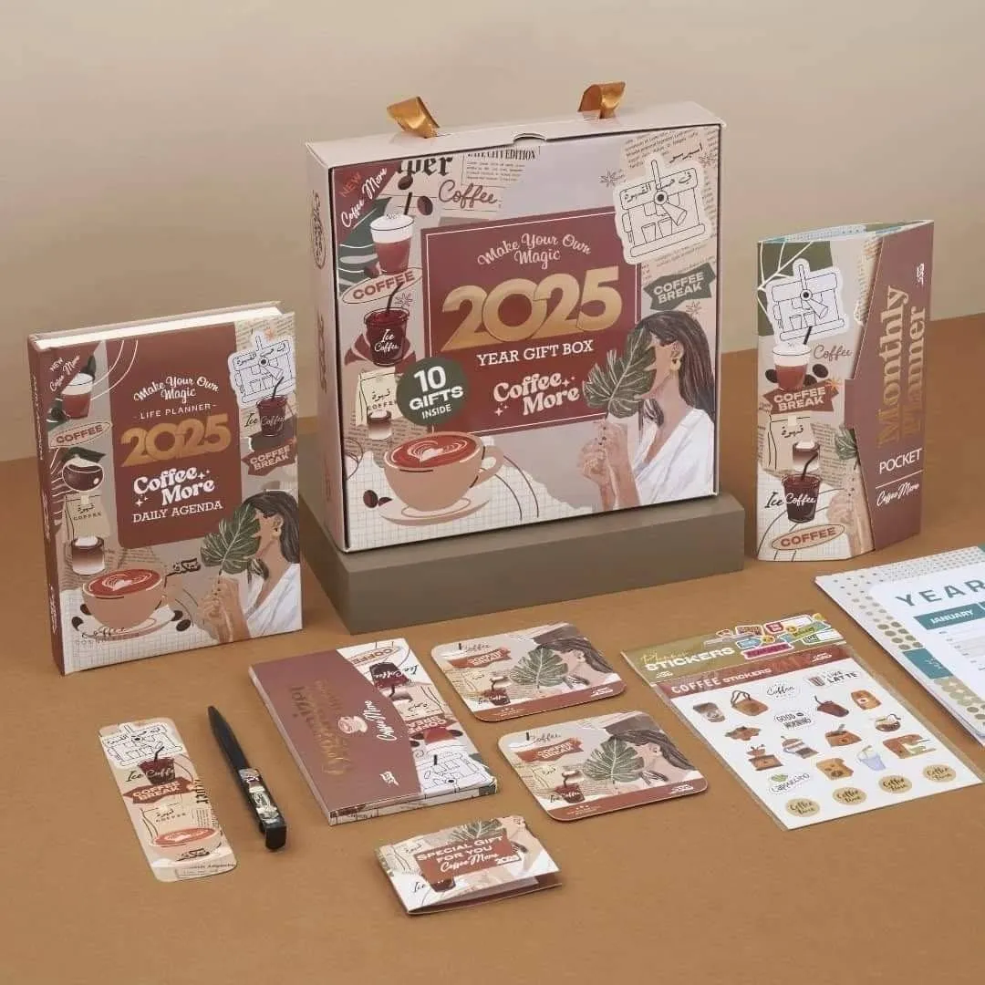 صندوق هدايا قهوة 2025 أنيق: مفكرة يومية، مخطط شهري، وملصقات.