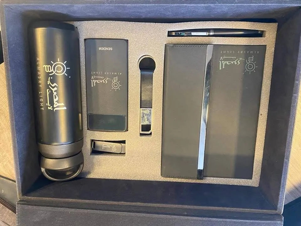 مجموعة هدايا فاخرة "المصري LIGHT" سوداء: ترمس، باور بانك، حزام، ومفكرة جلدية.