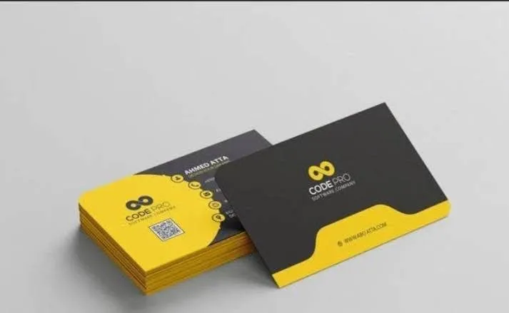 تصميم بطاقات عمل عصرية جريئة باللونين الأسود والأصفر لشعار CODE PRO.