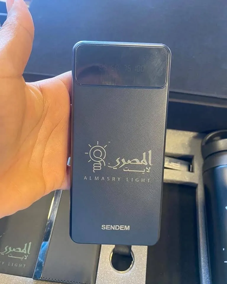 شاحن متنقل "المصري لايت" (ALMASRY LIGHT) مخصص، مزود بشاشة عرض ومحفور عليه شعار.