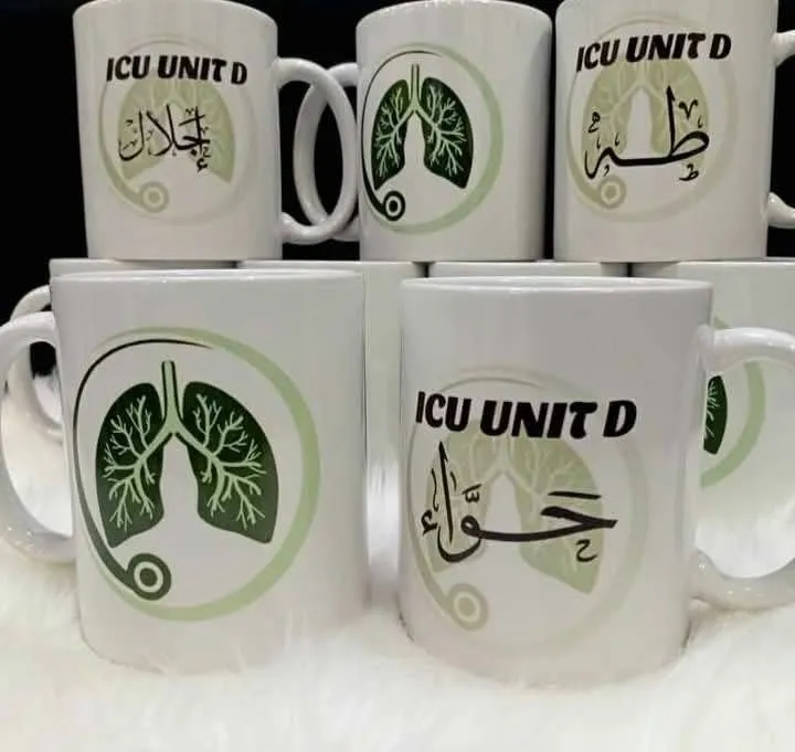 أكواب خزفية بيضاء مخصصة لوحدة العناية المركزة (ICU) مع رسومات رئتين وسماعات طبيب.